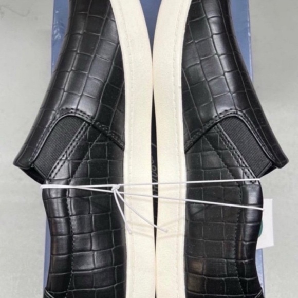 Women’s Shoes Size 9 W - Picture 4 of 5